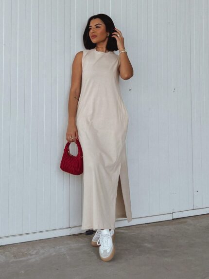 Vestido longo Patricia, sem mangas e com caimento justo. Feito de tecido flexível, proporciona elegância e conforto para ocasiões modernas.