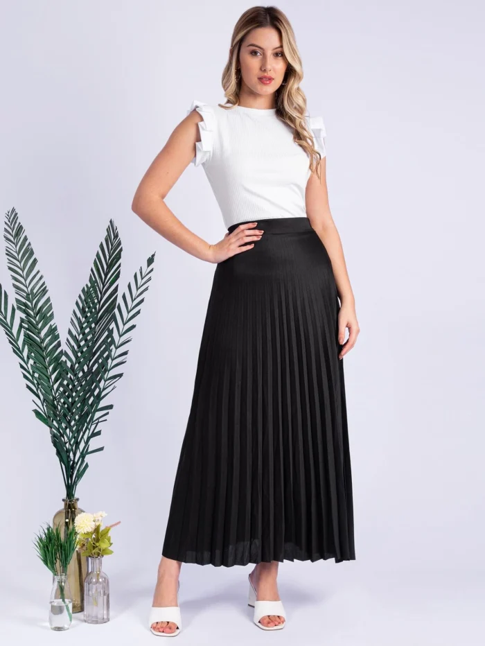 Saia longa Antonieta com plissados e cintura alta, feita de 100% elastano. Sem estampa, versátil para combinações e ideal para um visual casual.