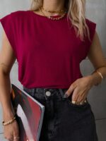 Blusa feminina sem mangas em viscolycra Amora, cor marsala, com gola redonda e detalhes dobrados, ideal para um look casual e elegante.