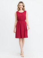 Vestido Anielle, sem mangas, com gola redonda e cintura alta. Cor verde militar, leve e respirável, feito de viscose, perfeito para dias quentes e looks casuais.