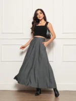 Saia longa Valentina, sem estampa, com cinto e detalhes de corrente. Feita de poliéster, oferece caimento solto e cintura alta, perfeita para looks sofisticados.