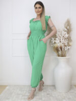 Macacão jogger Manuela com mangas bufantes, cintura alta, feito de poliéster. Look casual e versátil, sem estampa, perfeito para diversas ocasiões.