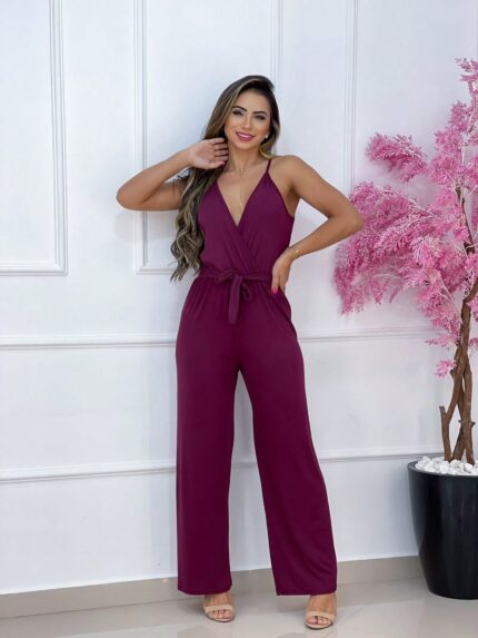Macacão feminino Mônica transpassado, sem estampa, com alças finas e cintura alta. Feito de viscose, leve e confortável, perfeito para looks casuais.