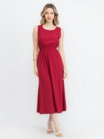 Vestido Stefany, sem mangas, com gola redonda e caimento leve. Modelo versátil em cor lisa, perfeito para looks casuais e confortáveis, com bainha alargada.