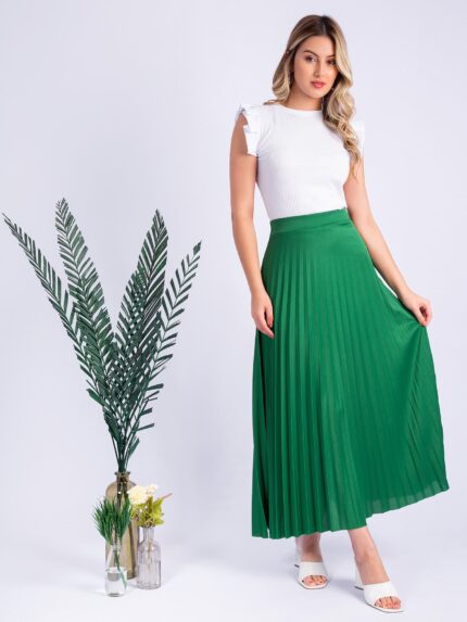 Saia longa Antonieta com plissados e cintura alta, feita de 100% elastano. Sem estampa, versátil para combinações e ideal para um visual casual.