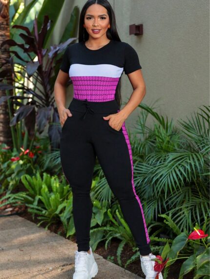 Conjunto feminino Yara em suede, com estampa listrada, top moderno e legging confortável. Funcional e ideal para o dia a dia.