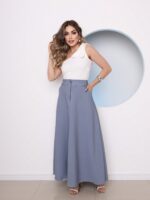 Saia longa Valentina, sem estampa, com cinto e detalhes de corrente. Feita de poliéster, oferece caimento solto e cintura alta, perfeita para looks sofisticados.