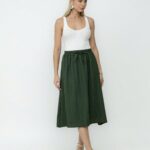 Saia casual Dalila de viscose, formato A e cintura alta. Sem estampa, leve e fresca, com comprimento midi, perfeita para looks confortáveis e versáteis.