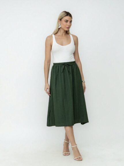 Saia casual Dalila de viscose, formato A e cintura alta. Sem estampa, leve e fresca, com comprimento midi, perfeita para looks confortáveis e versáteis.