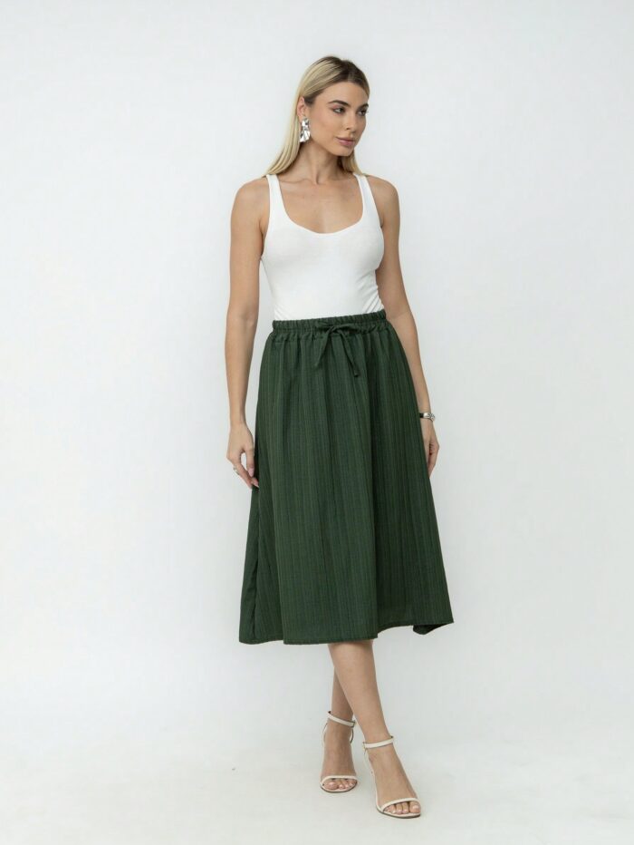 Saia casual Dalila de viscose, formato A e cintura alta. Sem estampa, leve e fresca, com comprimento midi, perfeita para looks confortáveis e versáteis.