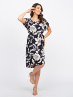 Vestido estampa floral Maria, com design túnica e cintura alta. Confeccionado em poliéster e elastano, leve e confortável, perfeito para dias casuais.