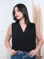 Blusa feminina transpassada Evelyn, decote V e sem mangas, em poliéster. Comprimento cropped, prática e perfeita para dias quentes e looks descontraídos.