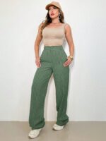 Calça feminina listrada Wania, com perna reta e cintura alta. Confortável e moderna, feita de poliéster leve em tons de verde. Ideal para o cotidiano.