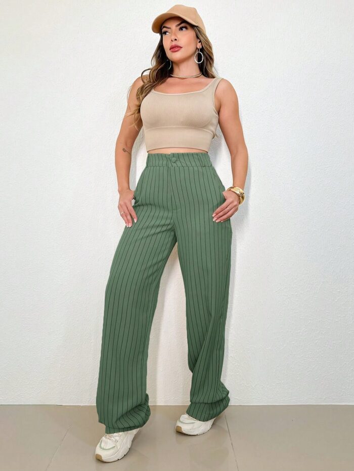 Calça feminina listrada Wania, com perna reta e cintura alta. Confortável e moderna, feita de poliéster leve em tons de verde. Ideal para o cotidiano.
