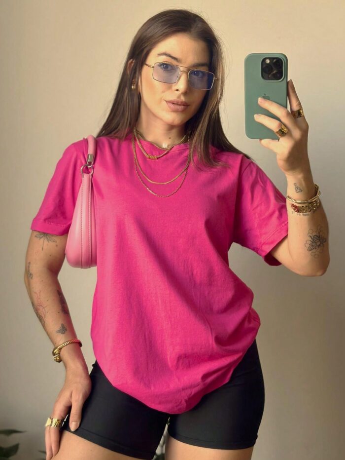 Blusa feminina T-shirt Lorrane, com manga curta e gola redonda. Feita de algodão, ideal para looks casuais e confortáveis no dia a dia.