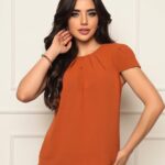 Blusa feminina manga curta Gabrielle com gola redonda, cor lisa e caimento solto, ideal para o dia a dia.