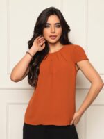 Blusa feminina manga curta Gabrielle com gola redonda, cor lisa e caimento solto, ideal para o dia a dia.
