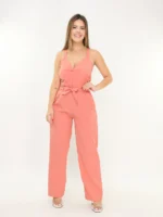 Macacão longo Kelly com gola V, tecido não elástico, design minimalista e sem estampa. Confortável e versátil, ideal para diversas ocasiões elegantes.