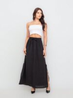 Saia Fátima com fenda lateral, babado e cintura alta. Feita de viscose, disponível em estampas tropicais ou sem estampa, ideal para looks casuais.
