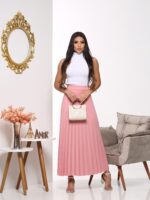 Saia longa Antonieta com plissados e cintura alta, feita de 100% elastano. Sem estampa, versátil para combinações e ideal para um visual casual.