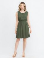 Vestido Anielle, sem mangas, com gola redonda e cintura alta. Cor verde militar, leve e respirável, feito de viscose, perfeito para dias quentes e looks casuais.
