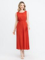 Vestido Stefany, sem mangas, com gola redonda e caimento leve. Modelo versátil em cor lisa, perfeito para looks casuais e confortáveis, com bainha alargada.