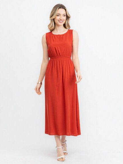 Vestido Stefany, sem mangas, com gola redonda e caimento leve. Modelo versátil em cor lisa, perfeito para looks casuais e confortáveis, com bainha alargada.