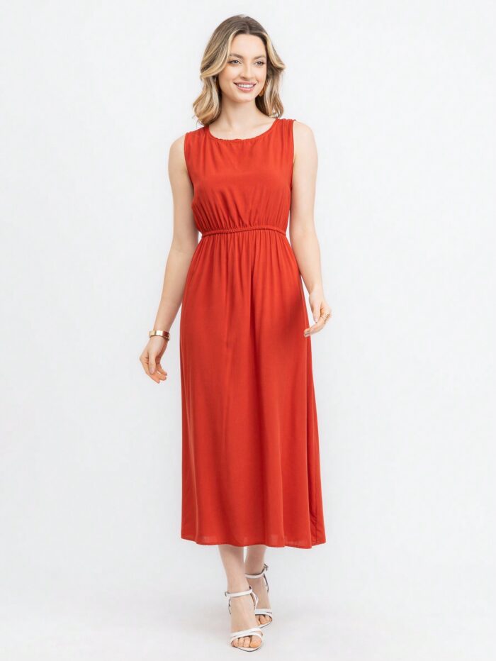 Vestido Stefany, sem mangas, com gola redonda e caimento leve. Modelo versátil em cor lisa, perfeito para looks casuais e confortáveis, com bainha alargada.