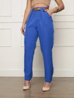Calça social feminina Noemi, alfaiataria com perna reta e cintura natural. Confortável e versátil, ideal para looks elegantes e profissionais.