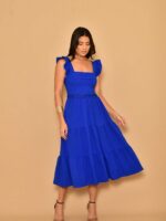 Vestido midi Alana com detalhes de renda na cintura, gola quadrada e tecido flexível. Perfeito para ocasiões que pedem elegância e conforto.