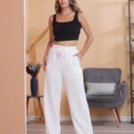 Calça pantalona Mariana em chiffon, com caimento solto e cintura natural. Ideal para um visual casual e leve, seu design minimalista é versátil e elegante.