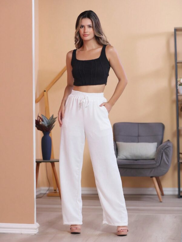 Calça pantalona Mariana em chiffon, com caimento solto e cintura natural. Ideal para um visual casual e leve, seu design minimalista é versátil e elegante.