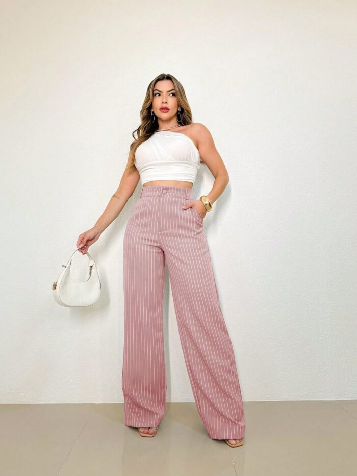 Calça feminina listrada Wania, com perna reta e cintura alta. Confortável e moderna, feita de poliéster leve em tons de verde. Ideal para o cotidiano.