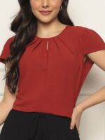 Blusa feminina manga curta Gabrielle com gola redonda, cor lisa e caimento solto, ideal para o dia a dia.