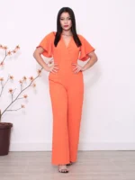 Macacão feminino Sophia, sem estampa, com bolsos e cintura alta. Feito de poliéster, leve e confortável, com ajuste regular e estilo moderno.