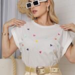 Blusa feminina Solange com estampa de corações, gola redonda e manga curta. Feita de algodão, perfeita para looks confortáveis e casuais.