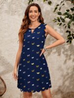 Vestido casual Alexa com estampa de borboletas, decote gota, sem mangas, em tecido azul marinho. Ajuste regular, perfeito para looks descontraídos e confortáveis.