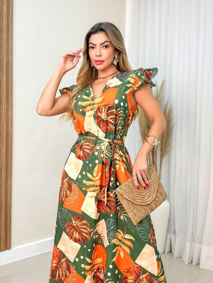 Vestido estampa tropical Sheila com decote V e cintura alta. Modelo cruzado, mangas leves e bainha alargada. Perfeito para ocasiões especiais ou momentos casuais.