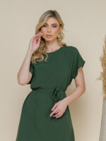 Vestido de viscose Amélia, com cinto e mangas morcego. Design simples e confortável, com bainha reta e tecido leve. Perfeito para um visual casual e moderno