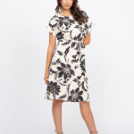 Vestido estampa floral Maria, com design túnica e cintura alta. Confeccionado em poliéster e elastano, leve e confortável, perfeito para dias casuais.