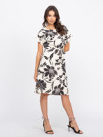 Vestido estampa floral Maria, com design túnica e cintura alta. Confeccionado em poliéster e elastano, leve e confortável, perfeito para dias casuais.