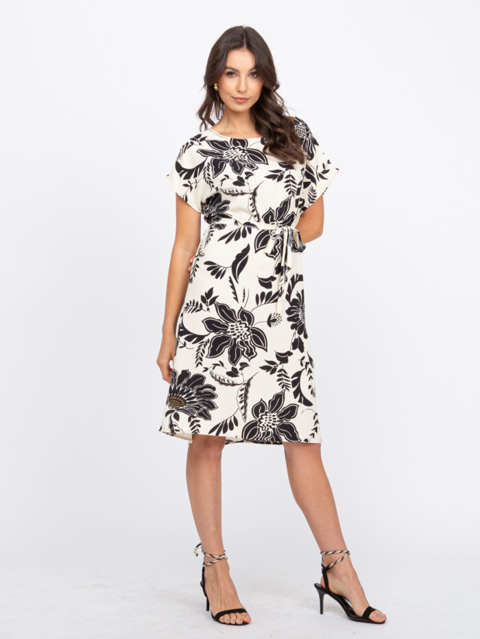 Vestido estampa floral Maria, com design túnica e cintura alta. Confeccionado em poliéster e elastano, leve e confortável, perfeito para dias casuais.