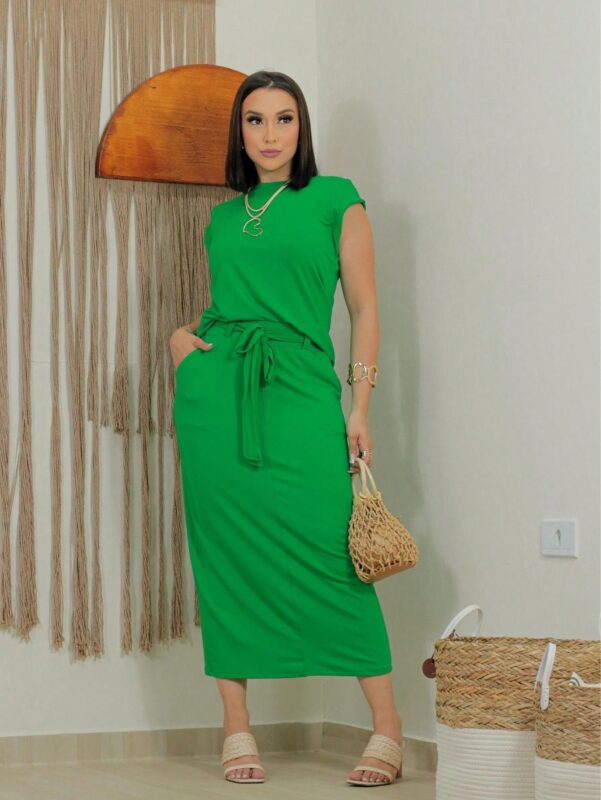 Conjunto feminino Pietra com cropped alongado e saia, feito de viscose e elastano. Design confortável com cinto e bolsos, ideal para o dia a dia.