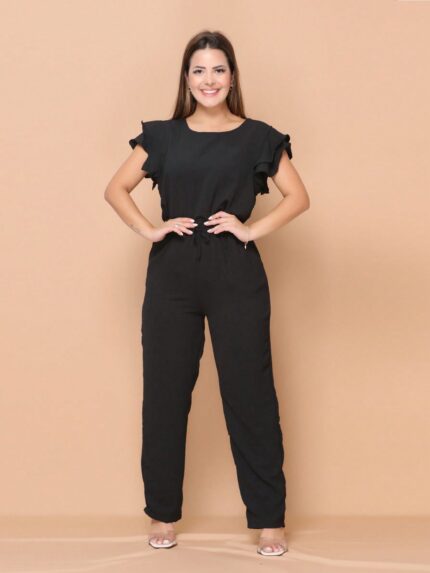 Conjunto feminino Talita com blusa de babado nas mangas e calça moletom, feito de poliéster e elastano. Ideal para looks casuais e confortáveis.