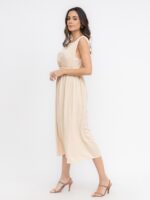 Vestido Stefany, sem mangas, com gola redonda e caimento leve. Modelo versátil em cor lisa, perfeito para looks casuais e confortáveis, com bainha alargada.