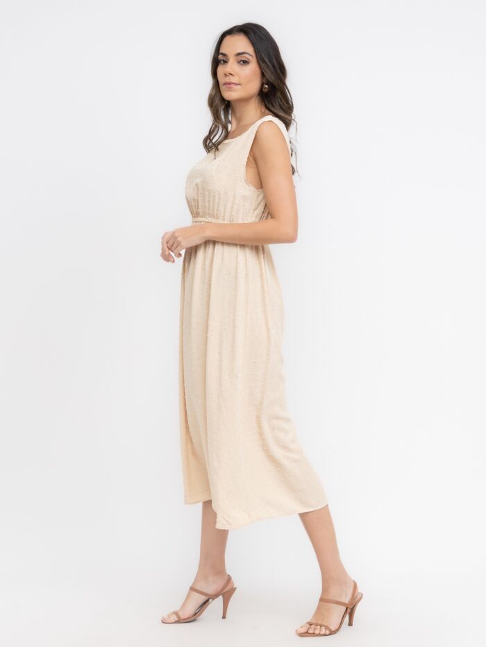 Vestido Stefany, sem mangas, com gola redonda e caimento leve. Modelo versátil em cor lisa, perfeito para looks casuais e confortáveis, com bainha alargada.