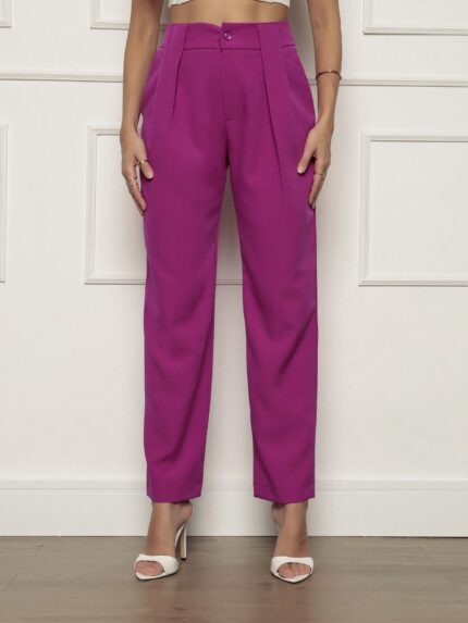 Calça social feminina Noemi, alfaiataria com perna reta e cintura natural. Confortável e versátil, ideal para looks elegantes e profissionais.