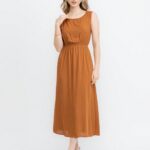 Vestido Stefany, sem mangas, com gola redonda e caimento leve. Modelo versátil em cor lisa, perfeito para looks casuais e confortáveis, com bainha alargada.