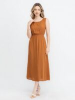 Vestido Stefany, sem mangas, com gola redonda e caimento leve. Modelo versátil em cor lisa, perfeito para looks casuais e confortáveis, com bainha alargada.