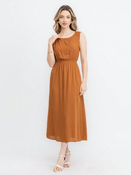 Vestido Stefany, sem mangas, com gola redonda e caimento leve. Modelo versátil em cor lisa, perfeito para looks casuais e confortáveis, com bainha alargada.